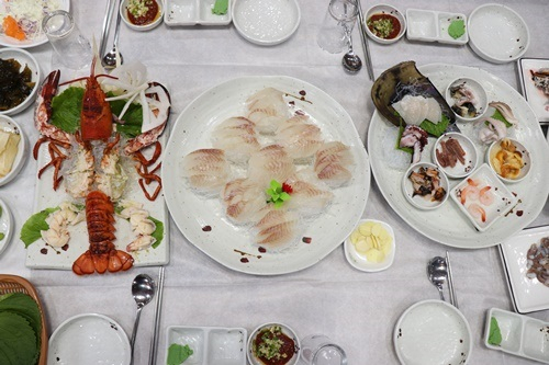 제주도 맛집  '월척수산'에서 바다의 싱싱함을 느낄 수 있는 회를 푸짐하게 한상 받을 수 있어