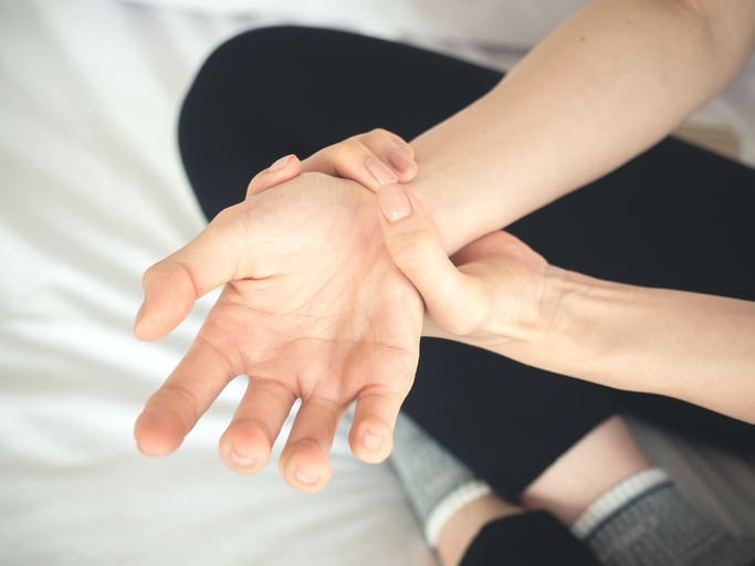 오늘같은 날씨에 더 시큰거리는 관절, 손가락 류마티스관절염 초기증상 아닐까?…손가락 관절, 자가면역질환치료 등