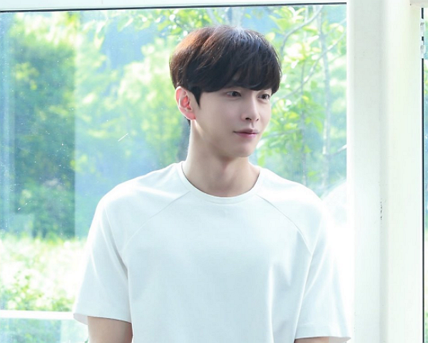 [스타☆톡] 뷰티인사이드 이민기, 새로운 키스장인 등극? '덮민기' 촬영현장 비하인드컷…현실남친 설렘폭발