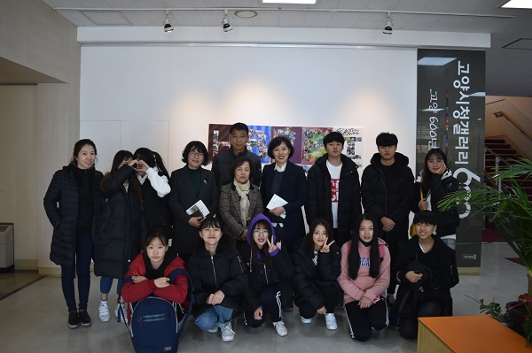 고양시에서 다문화 청소년 사진 전시회 열려...주제는 '행복'