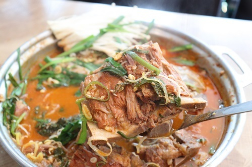강릉 맛집 경포대 맛드린, 강릉 여행 중 즐기는 감자탕, 곱창내장전골, 소목갈비탕 선봬
