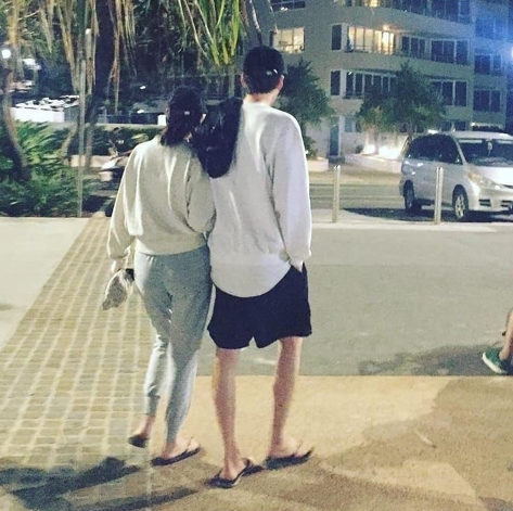 김우빈‧신민아 팔짱 낀 채 다정한 모습! 결별설 쏙 들어간 근황 보니 결혼까지 가능할까? 암투병도 함께해