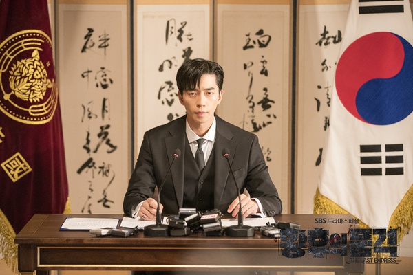 '황후의품격' 신성록의 사랑은 최진혁·장나라 아닌 '이것'?  '귀요미' 폐하 모습이 심쿵.. 나이·결혼·부인 관심 폭주