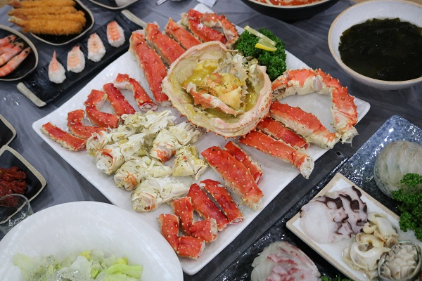 대게와 각종 해산물, 속초 맛집 '최대게'에서 함께 즐길 수 있어