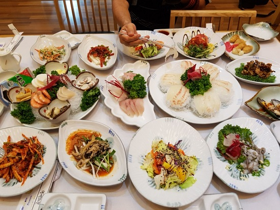 여수로 떠나는 겨울여행 여수 맛집 '동백회관'에서 산지 직송 한정식과 1박 2일정식 선봬