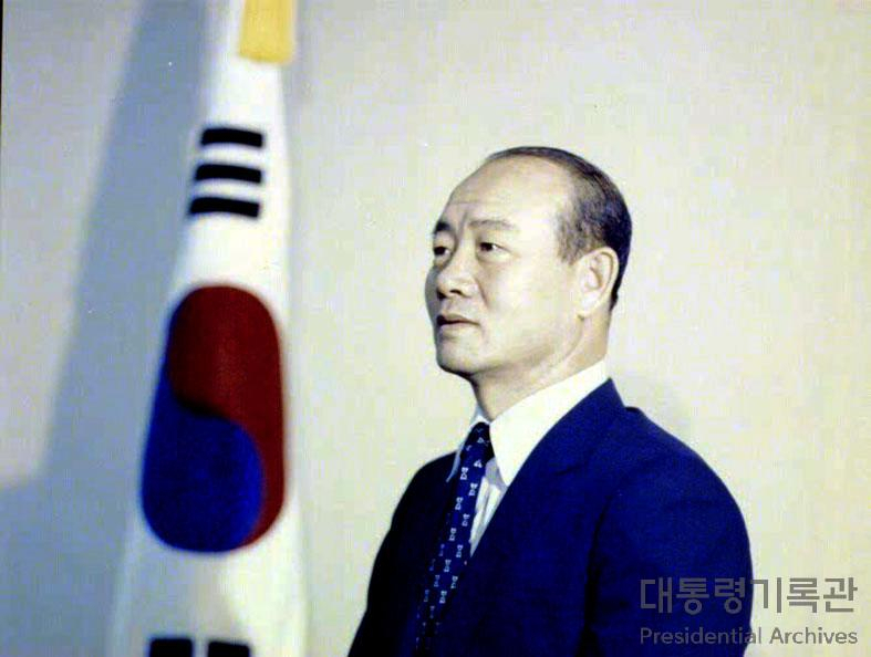 전두환, 민주주의의 아버지라더니 "치매가 벼슬이지".. 5·18때는 잔치판 벌이더니 재판 전 모습 '가관'