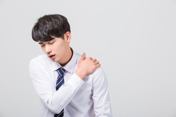 겨울철 쑤시는 어깨 통증의 원인은? 방치하면 '회전근개파열'