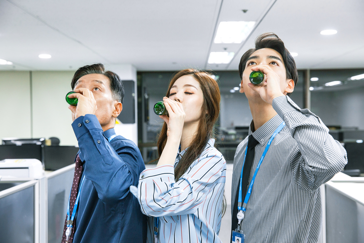 신년 맞이 숙취를 겪는다면? 숙취해소 음료로 술 깨세요
