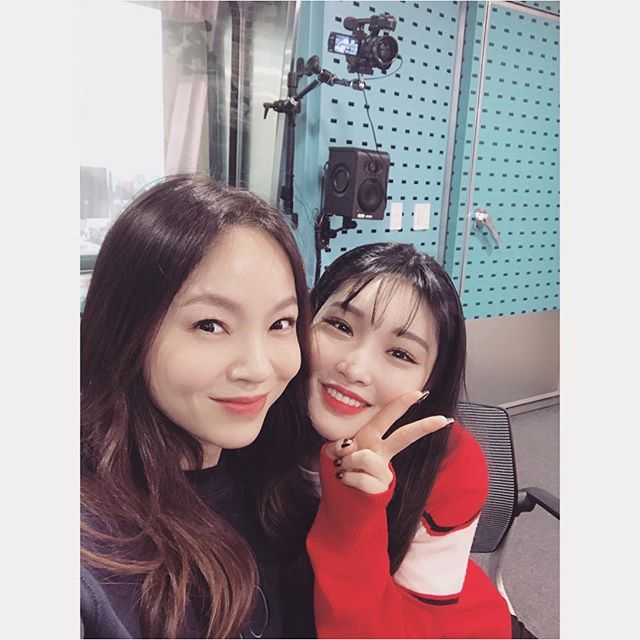 가수 왁스, SNS에 포착된 근황! 알고 보니 '연예계 마당발' 방송 뜸해서 몰랐는데 남모르게 열일 중?