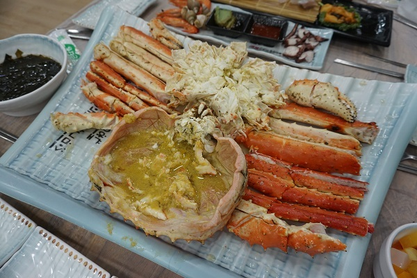 겨울철 강릉의 맛과 멋을 즐길 수 있는. 선주 직판 운영으로 합리적인 가격으로 대게를 즐길 수 있는 강릉맛집 '대영유통'