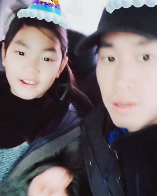 '에픽하이' 우산 작곡 타블로 딸 하루 근황에 아빠 스웩 빼닮았네, 나이 벌써 13살? 미쓰라진 부인 권다현 나이는?