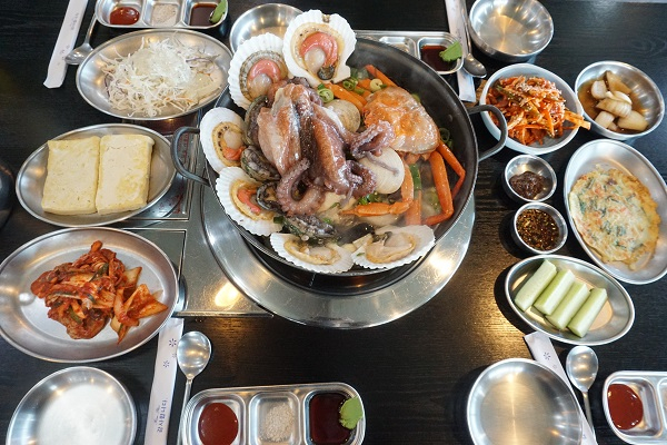 색다른 해천탕 메뉴로 인기를 끌고 있는 '탕의 신 홍대포' 속초점