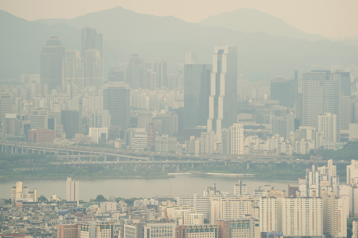 "나오기 무섭다", "앞이 안보여" 미세먼지 마스크 선택 아냐…서울‧부산‧대구 등 전국 미세먼지 농도