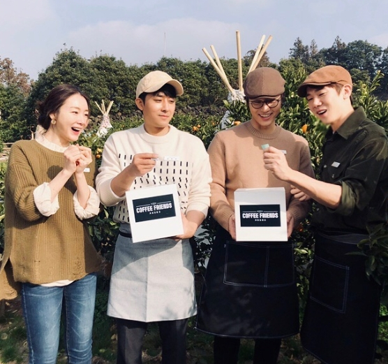 커피프렌즈 영업 추첨제로 진행? 공지와 동시에 마감 인기 실감...엑소 세훈 알바생 등장 예고에 관심↑