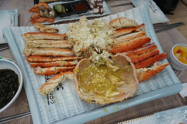 강릉 맛집추천, 주문진 대영유통 "선주가 직접 잡아 판매하여 신선하고 저렴한 대게 제공"