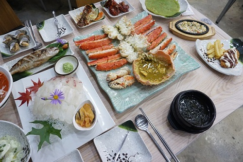 춘천 맛집 '게먹고회먹고', 직접 보고 선택하는 신선한 대게 맛볼 수 있어