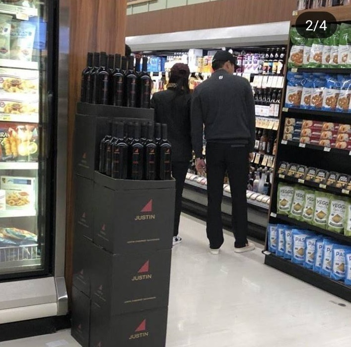 "현빈·손예진 모자 눌러썼지만 누가봐도 맞네" …현빈·손예진  해외 마트 장보는 사진 퍼져 나이는?