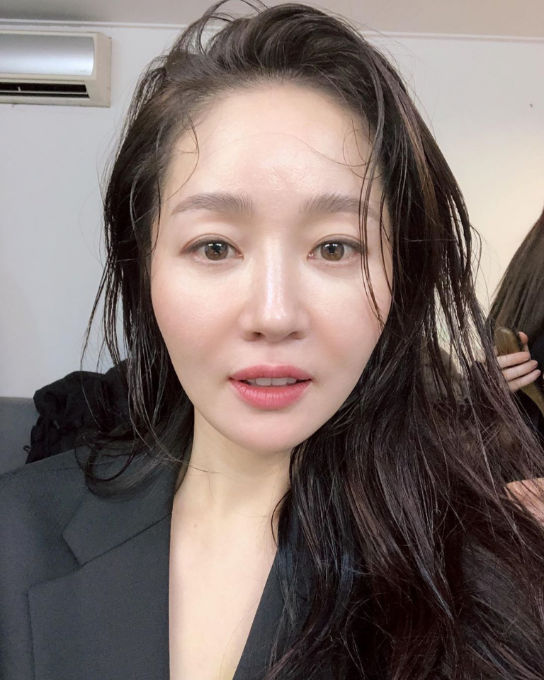 엄지원 나이 벌써..화보가 일상인 연기파 배우 엄지원 인스타그램 근황 보니