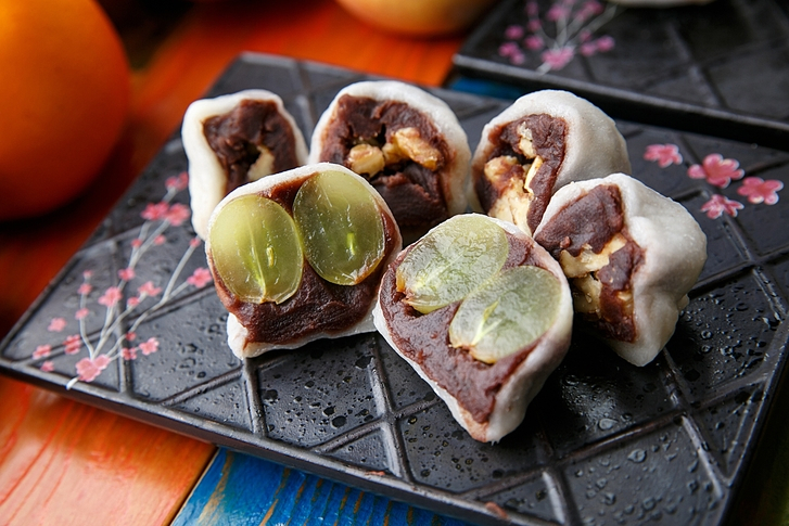 찹쌀을 절구에 찧어 만드는 '모찌(mochi)', 과일을 넣은 과일 모찌까지