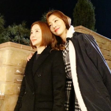 '스카이캐슬 결방' 오나라-윤세아, 나이 초월 극강 미모 절친인증샷 "일주일 어떻게 기다려"