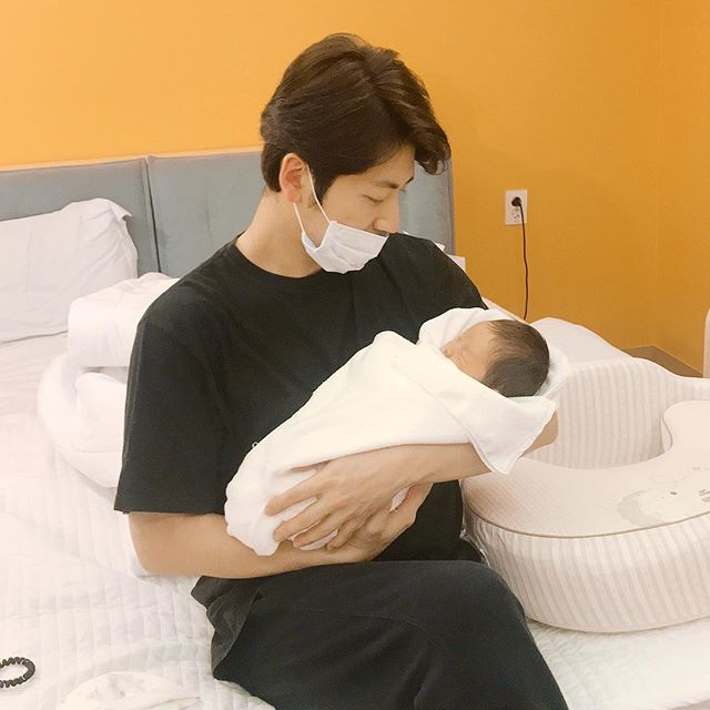 이현승 출산 후 드디어 만난 아기와 남편 최현상! 감동적인 '한컷'에 누리꾼들 축하 이어져