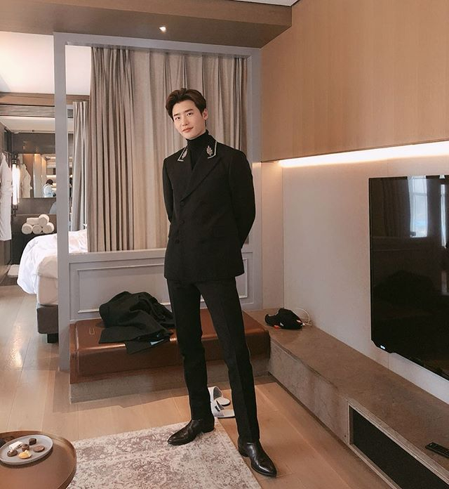 '로맨스는 별책부록' 이종석, 눈부신 수트핏 '여심자극'.. 이나영과 나이차이, 몇부작, 줄거리 화제