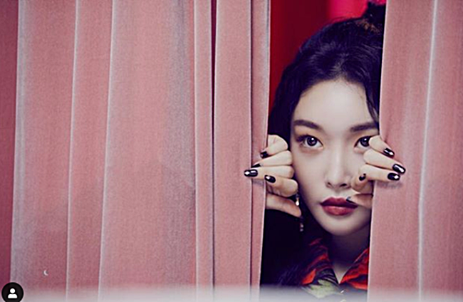 [스타☆톡] '벌써 12시' 청하, 지난주 매니저와 함께한 '뮤직뱅크' 앵콜무대 큰 인기... 오늘 1위 공약은?