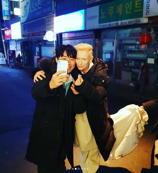 [스타☆톡] '나 혼자 산다' 이시언, 틸다 스윈튼과 광고 촬영…인스타그램 셀카 화제