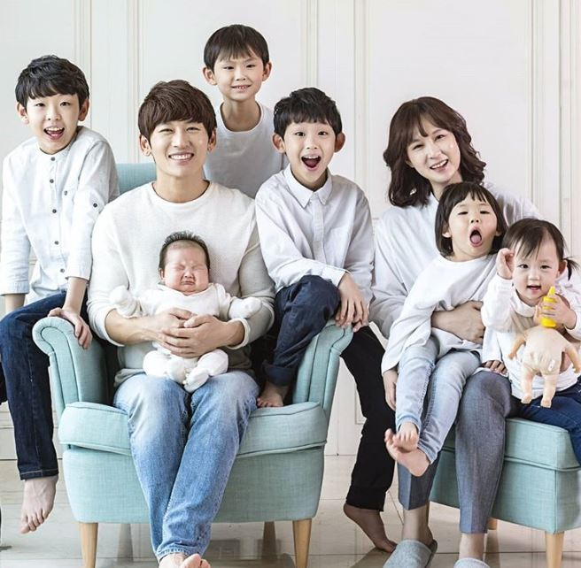 입이 '떡' 여섯 남매 키우는 한 달 생활비 "955만원" 박지헌 '화제' 생활비 내역 확인해보니…