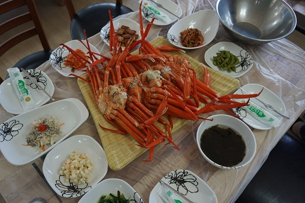 매일 새벽 출항하여 갓 잡아올린 홍게를 가장 저렴하게 즐길 수 있는 곳. 주문진 홍게 무한리필 '주문진홍게'