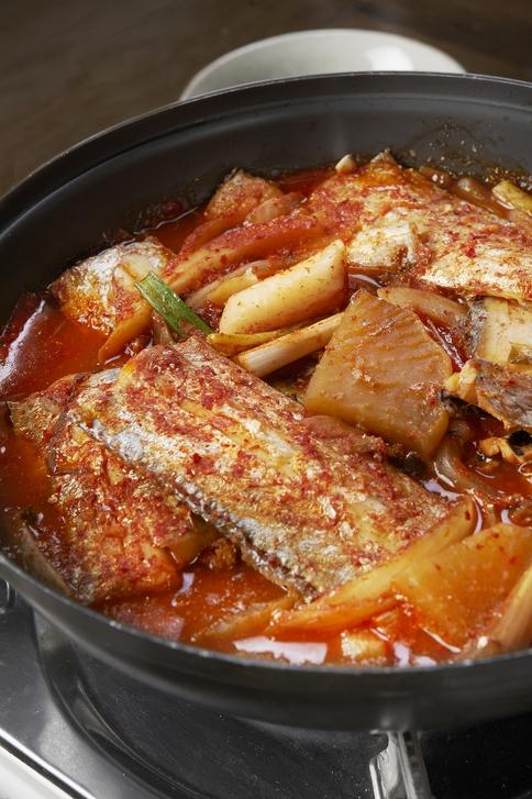 [간단한요리] 칼칼한 밥도둑 '갈치조림'…김수미·백종원의 황금레시피는?
