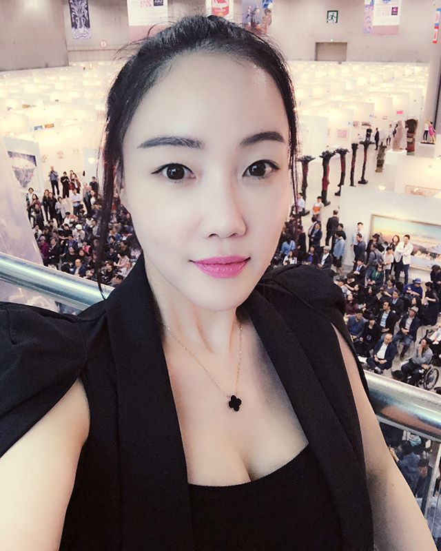 이사강-론 결혼식에 '낸시랭'이 왜? 결혼식장에서 '찰칵' 이혼발표 후 근황은? 남편 또 불구속?