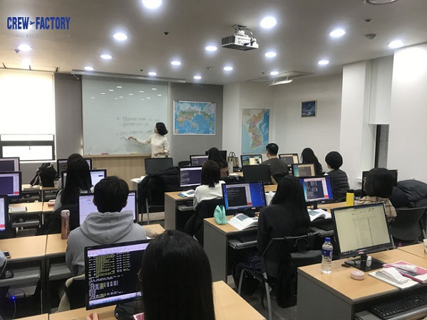 지상직여행사학원 크루팩토리, "재직자내일배움카드로 국비지원교육 CRS자격증 손쉽게 취득 가능해"