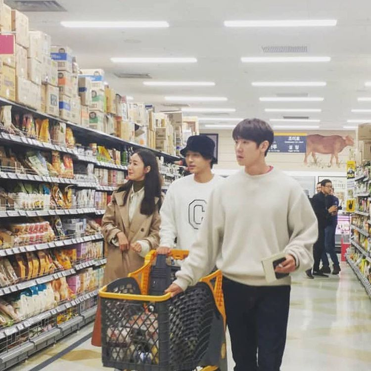 '커피프렌즈' 최지우, 나이 얼마야? 차선우·유연석과의 쇼핑 현장 포착
