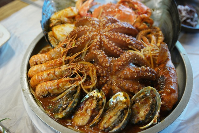제주대명리조트맛집 '황금고팡', 통으로 쪄낸 문어찜과 감칠맛 나는 해물탕으로 원기 회복
