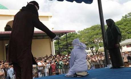 '인니 10대 커플' 공개태형에...다른것도 아니고 포옹 가지고 이슬람 남녀교제 엄격해