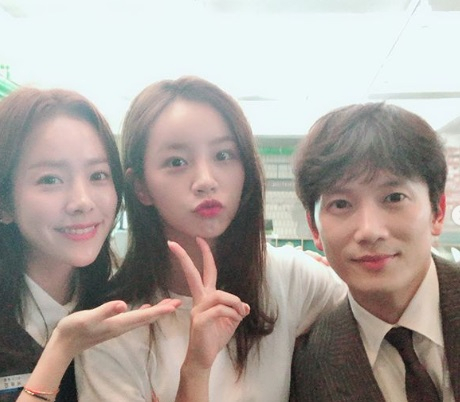 지성 아내 이보영 어디에? 인스타그램 사진 배우 한지민과 혜리까지..미모의 여배우들 사이 '찰칵'