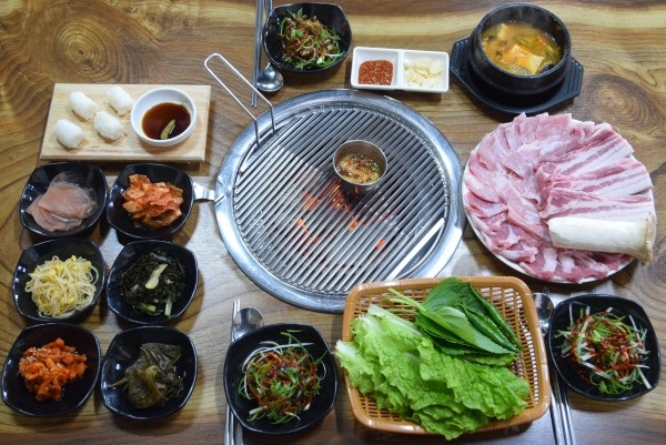 청렴한 제주 성산일출봉 흑돼지 맛집 '돈장숯불구이', 세트메뉴 주문 시 초밥 제공
