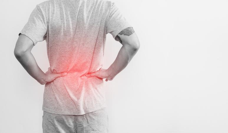 물건 들다가 '헉'…평생 동안 약 80%의 사람이 경험하는 요통이란?