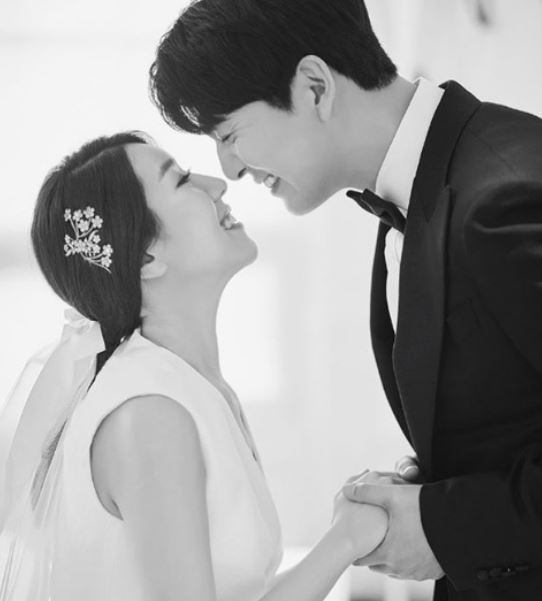 서수연-이필모 부부됐다…웨딩화보 '화제' 서수연 나이•집안•임신설은? "오늘 비공개 웨딩 올렸다"