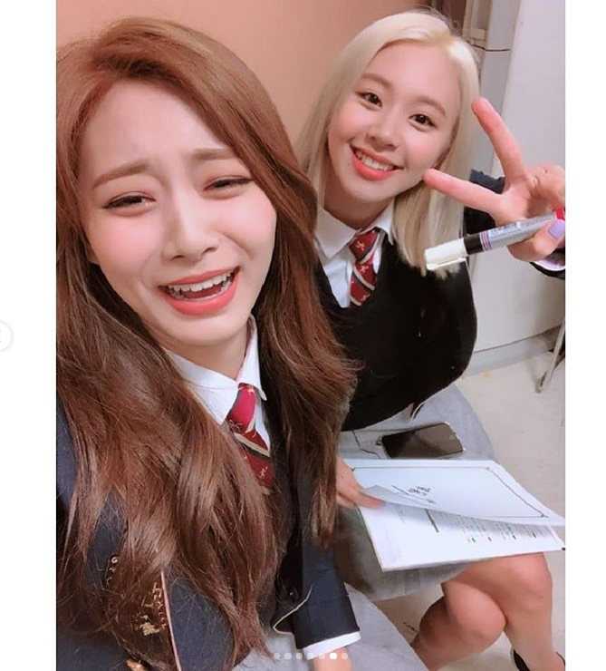 트와이스 쯔위 "웃픈 표정" 무슨 일?…채영과 나란히 졸업 인증샷 올려 화제