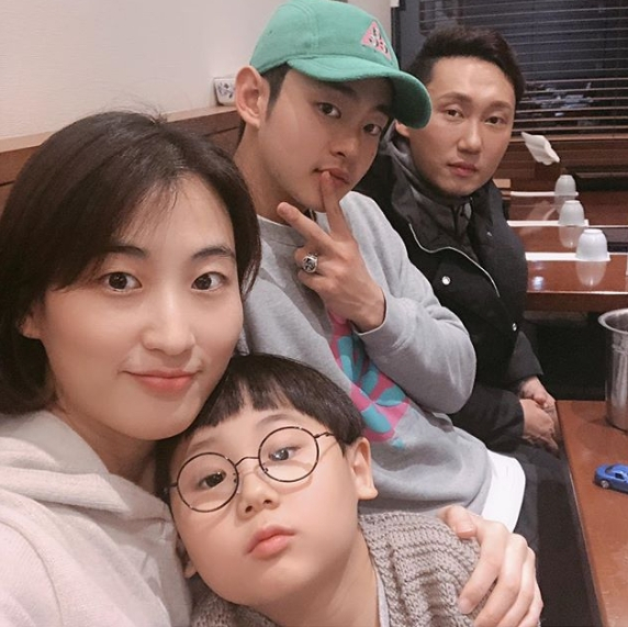 이승윤, 매니저-아내-아들과 행복한 가족사진 공개…"설사 때문에 결혼에 골인했다?" 러브스토리 화제