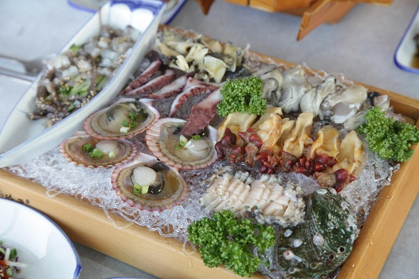 통영 맛집 '천지연횟집' 넓은 통창 유리로 바다와 함께 신선한 해산물 즐길 수 있어