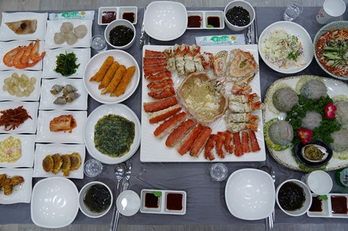 속초 대게 맛집 '동명항대게마을', 속초 앞바다의 대게 맛보러 관광객 집중