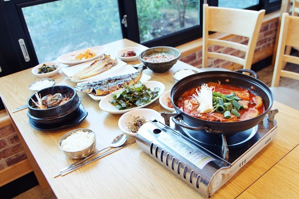 설레는 봄 분위기... 서귀포 산방산 맛집 '신옛촌 본점', 신선한 요리 선보여