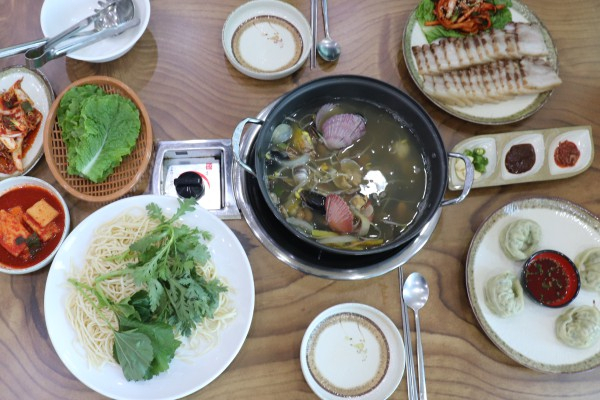 이색적인 목련축제 즐기고 안면도 맛집에서 마무리