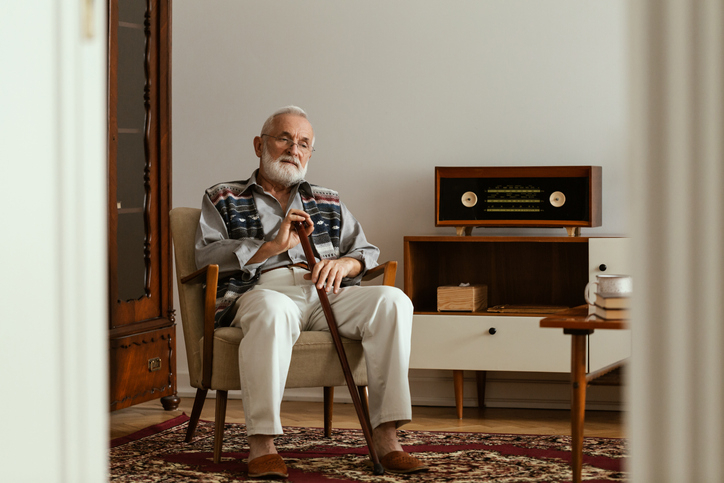 나도 모르게 떨리는 손! '수전증'이 파킨슨병의 신호다?…심하면 대인기피증까지 생겨