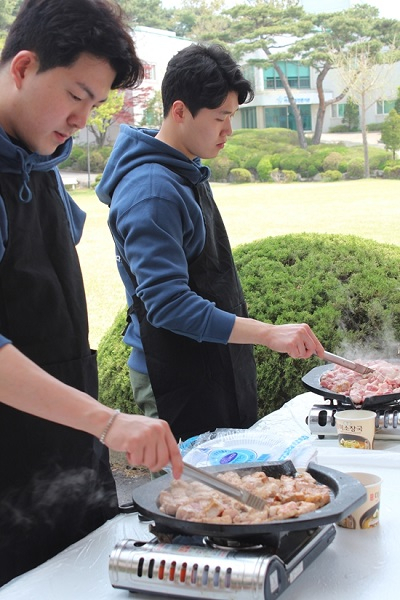 삼겹살전문점 육시리, 동방아동재활원 야외 삼겹살 파티 진행