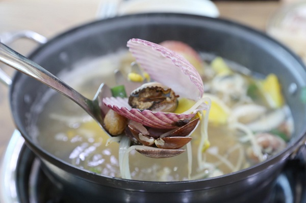 안면도 맛집, 입맛 사로잡는 해물칼국수로 주목