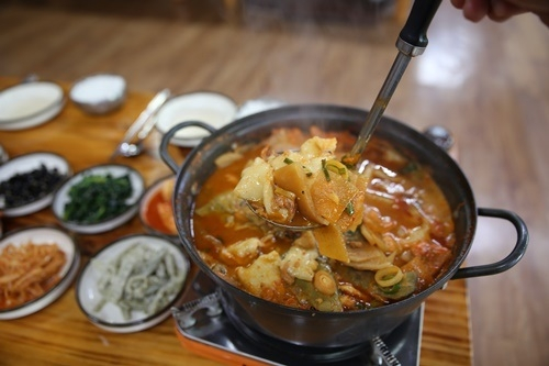 아산 맛집 '쌍둥이네 매운탕', 특별한 새우, 메기 매운탕 맛 볼 수 있는 맛집